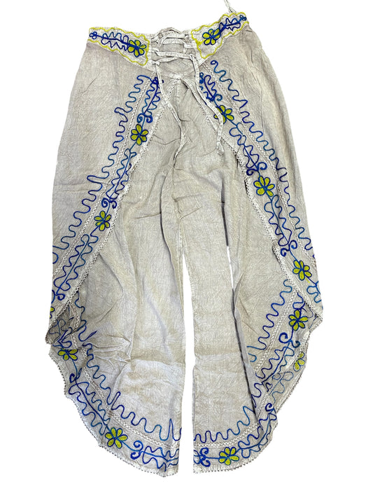 Pants embroidered